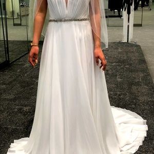 David’s Bridal white wedding dress. Size 6, never been worn, price tag still on.